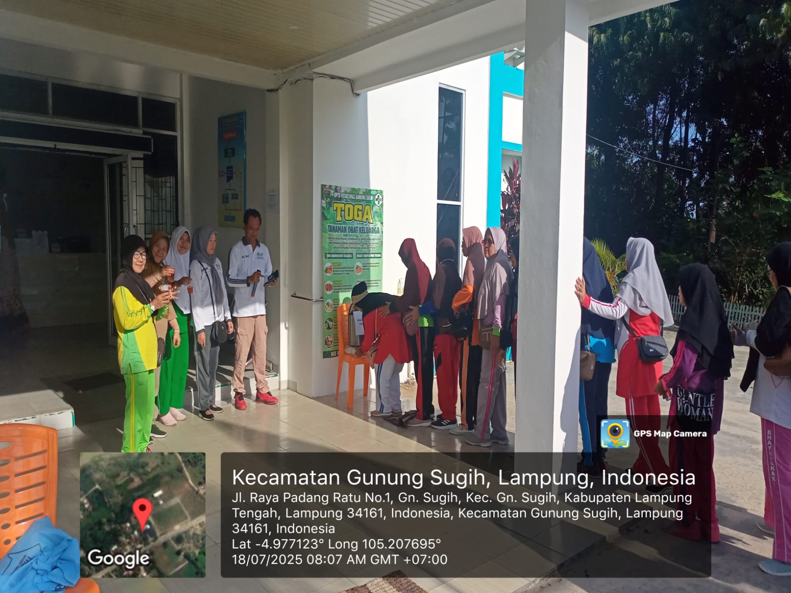 Senam Kelompok Prolanis Puskesmas Gunung Sugih dan Minum Jamu bersama dr. Aribowo Suharto 